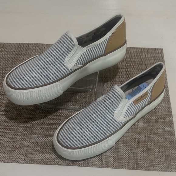 Tommy Bahama platform slip-on striped sneakers. Women's 8.5. Like new condition. - Picture 2 of 9